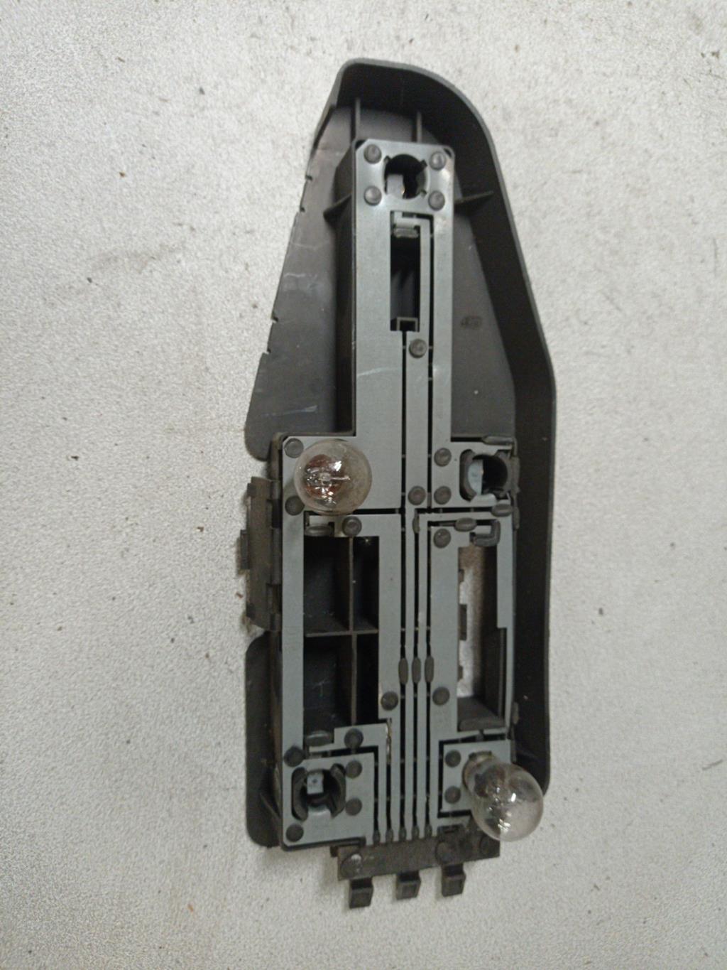 Base portalampade fanale posteriore destro PEUGEOT 405 PHASE 1 Diésel - 1