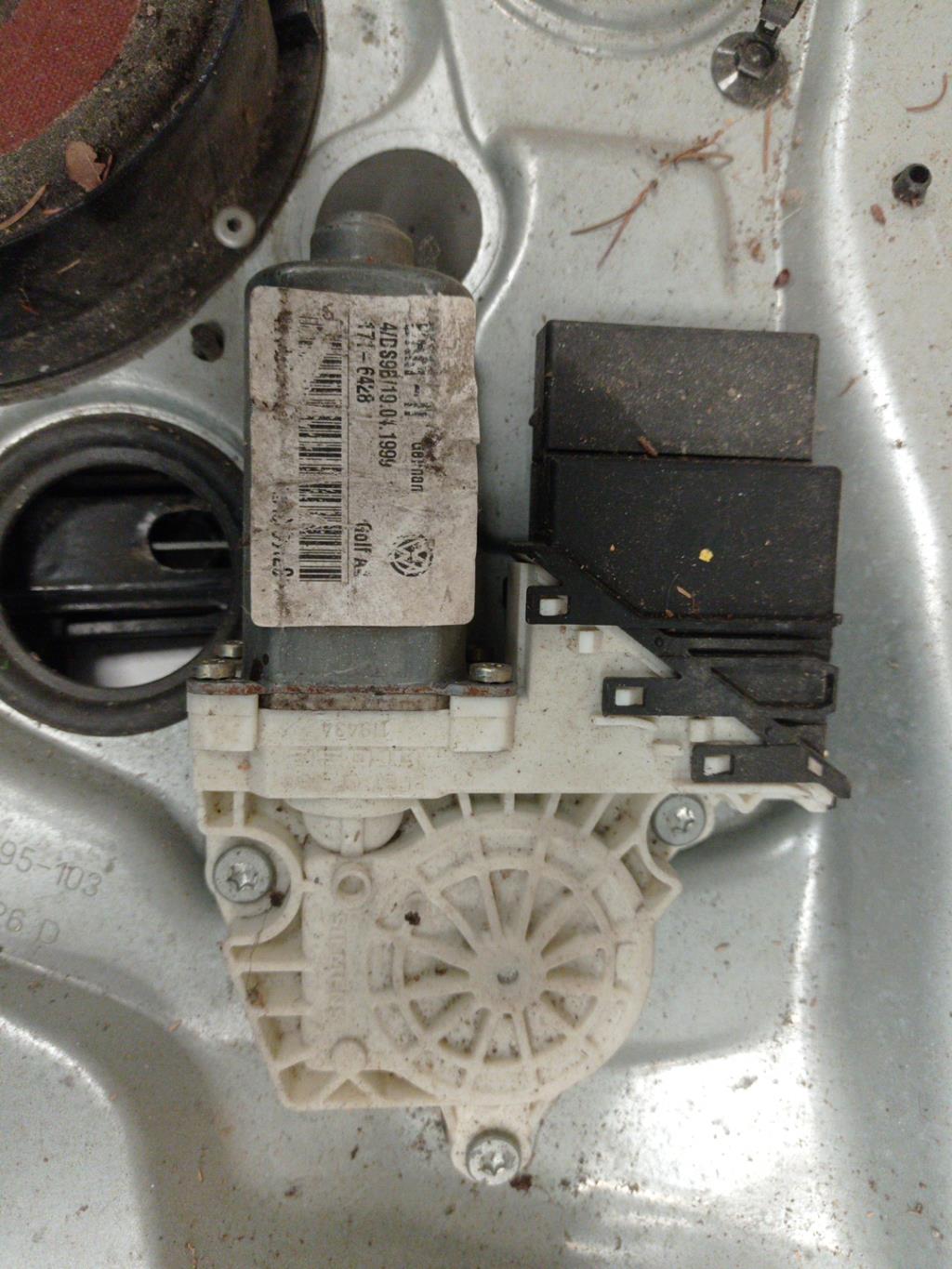 Alzacristalli elettrico posteriore destro VOLKSWAGEN GOLF 4 Gasolina - 1