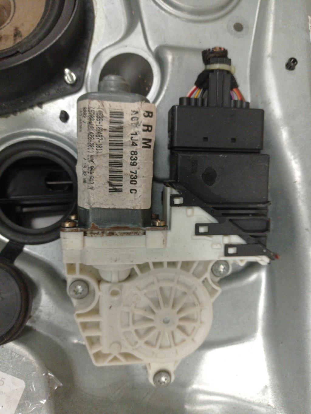 Alzacristalli elettrico posteriore destro VOLKSWAGEN GOLF 4 Gasolina - 1