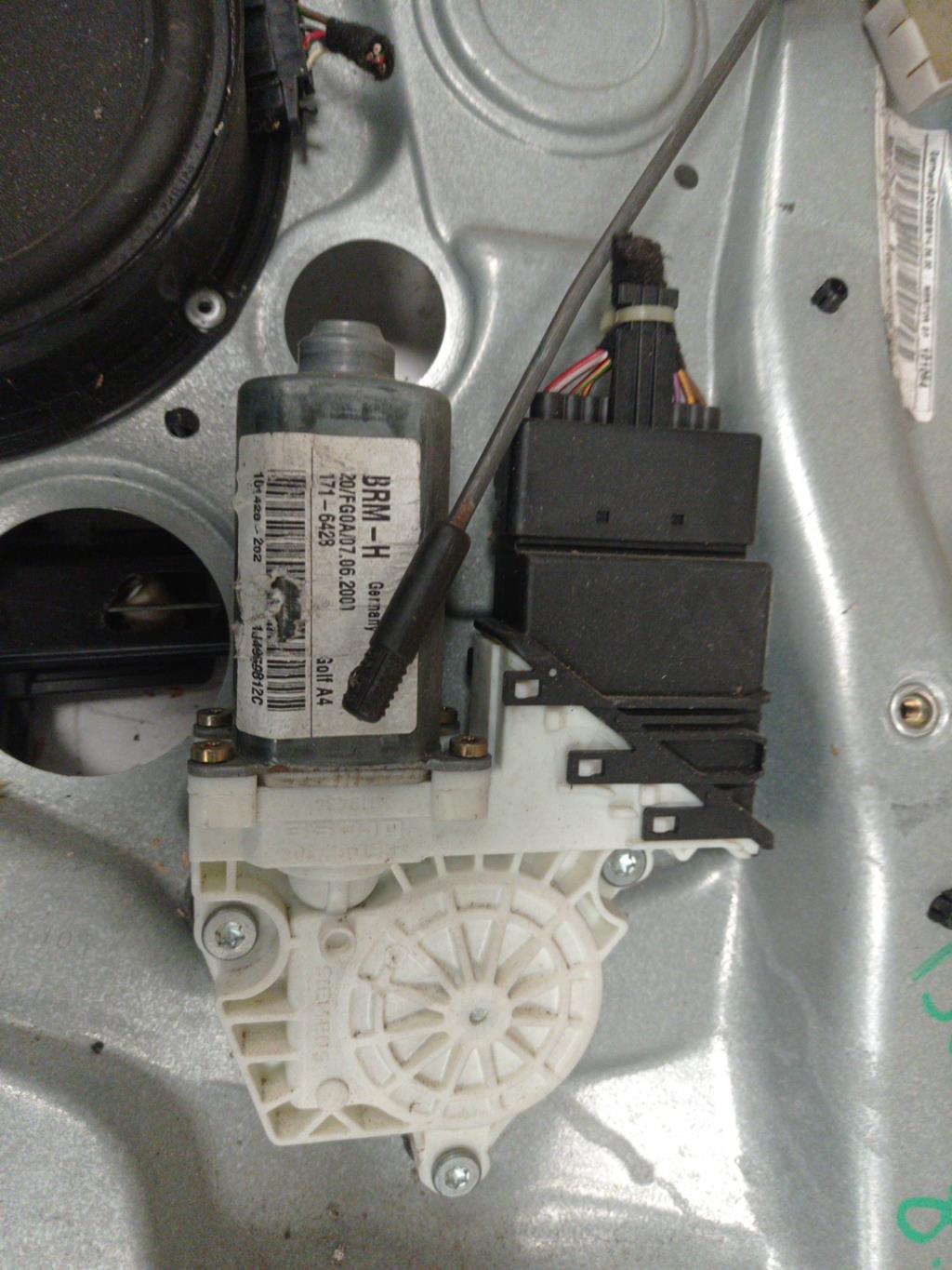 Alzacristalli elettrico posteriore destro VOLKSWAGEN BORA BREAK Diésel - 1
