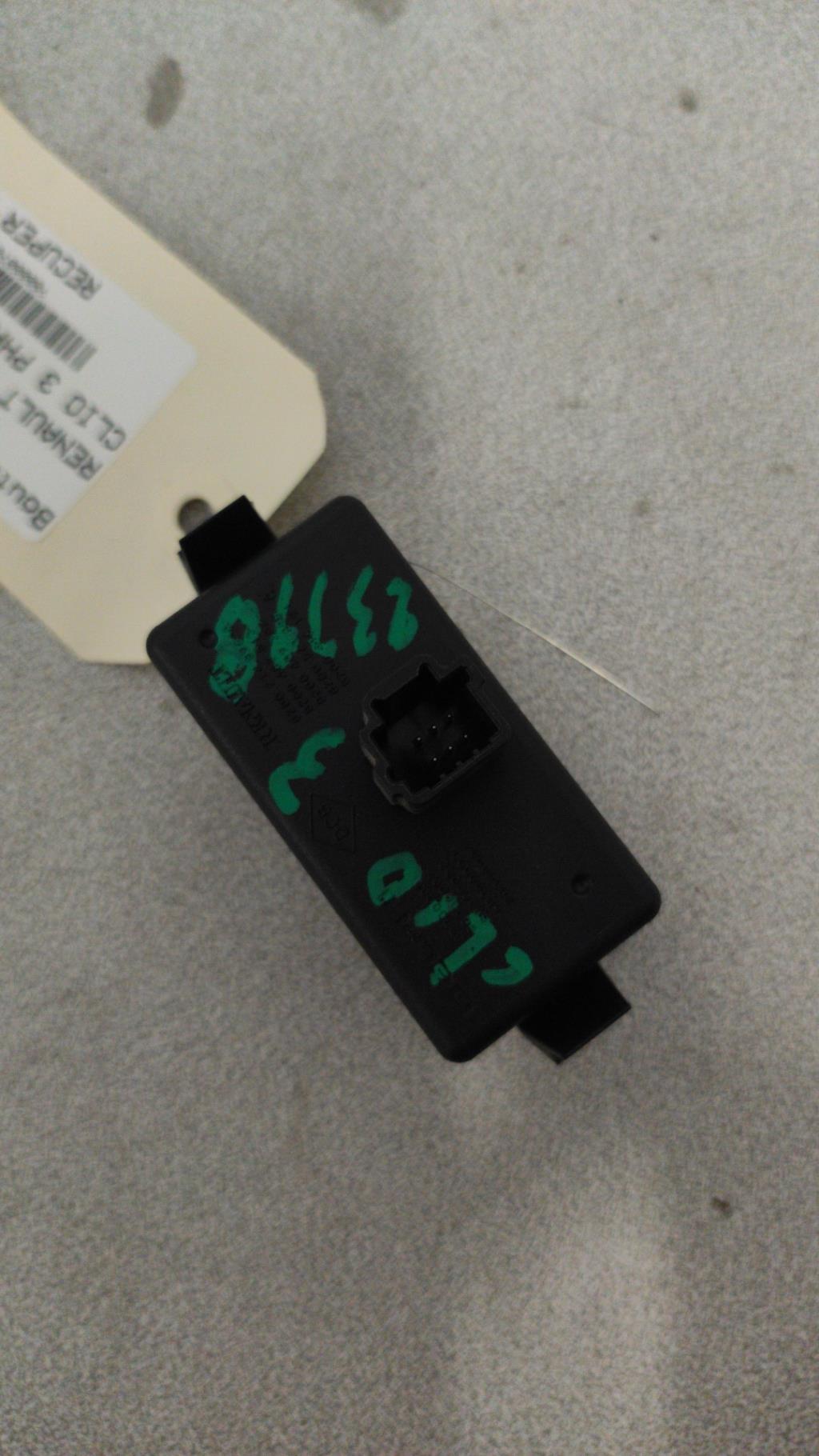 Bouton de warning RENAULT CLIO 3 PHASE 1 Diesel - 1