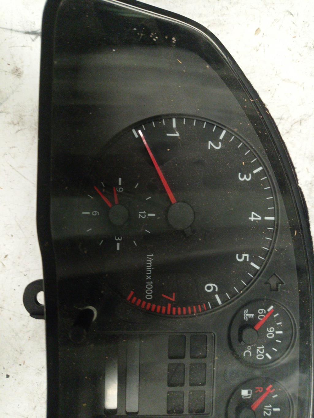 Compteur AUDI A4 1 AVANT PHASE 1 BREAK Essence - 1