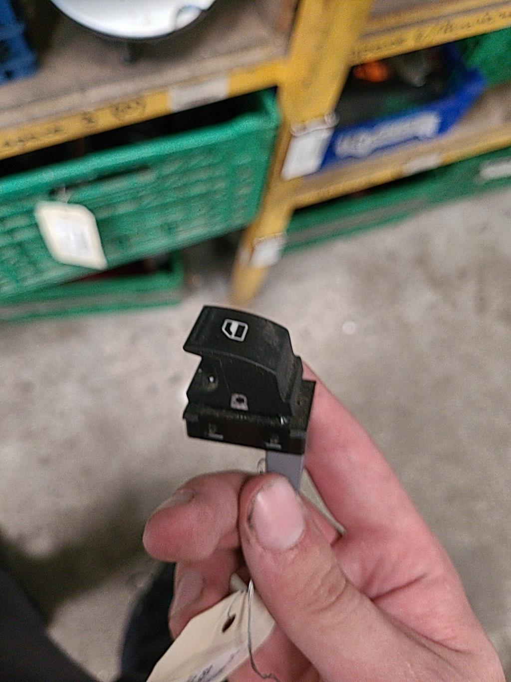 Interruttore lavacristalli posteriore sinistro SEAT IBIZA 4 PHASE 1 Diésel - 1