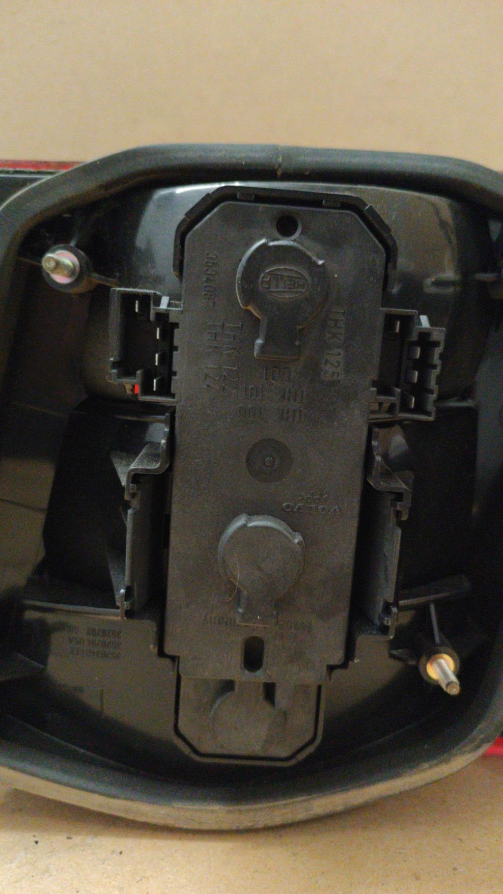Feu arriere secondaire gauche (feux) VOLVO 940 Diesel - 1