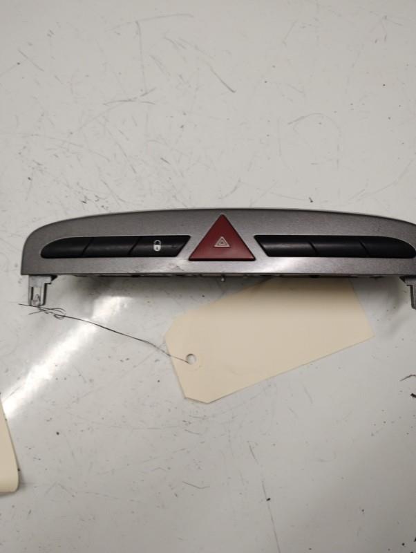Bouton de warning PEUGEOT 308 1 PHASE 1 Diesel - 1