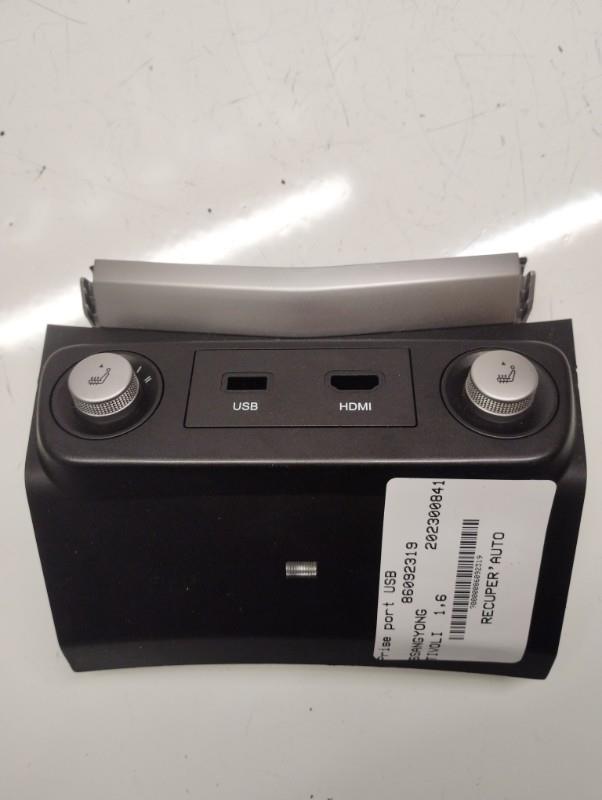 Presa porta USB SSANGYONG TIVOLI Diésel - 1