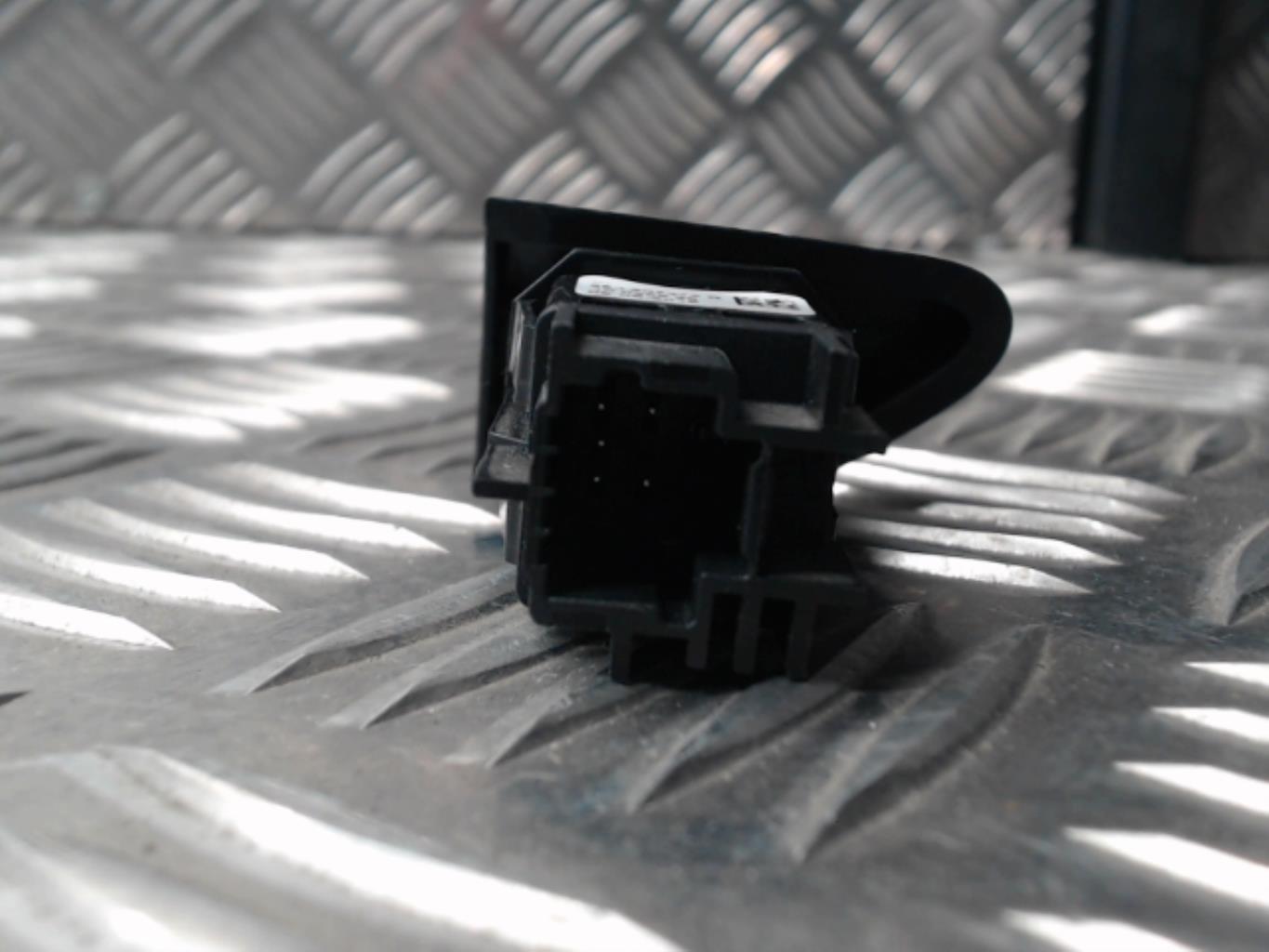 Bouton de warning RENAULT CLIO 4 PHASE 1 Diesel - 1