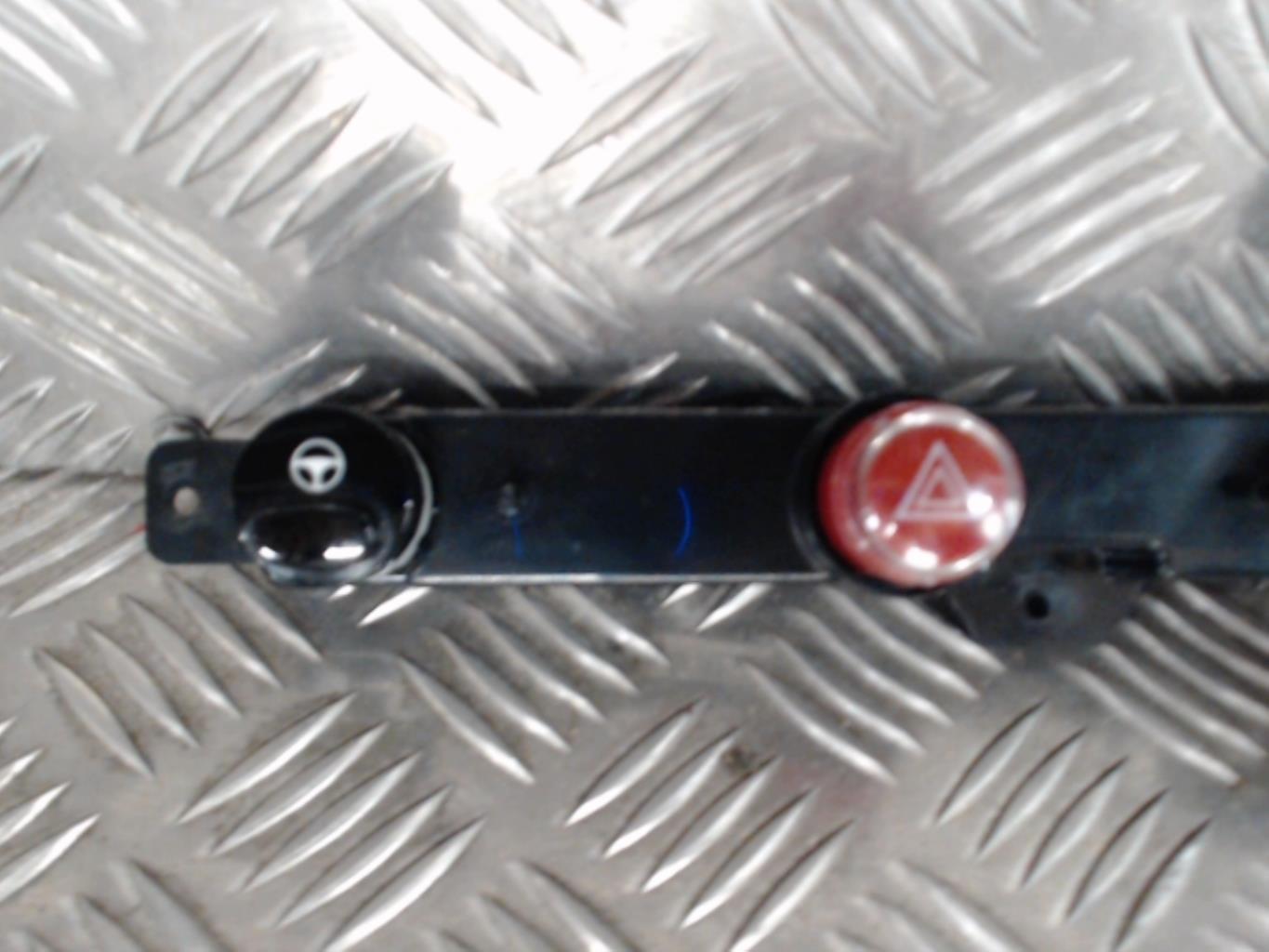 Bouton de warning FIAT 500 2 PHASE 2 Essence - 1