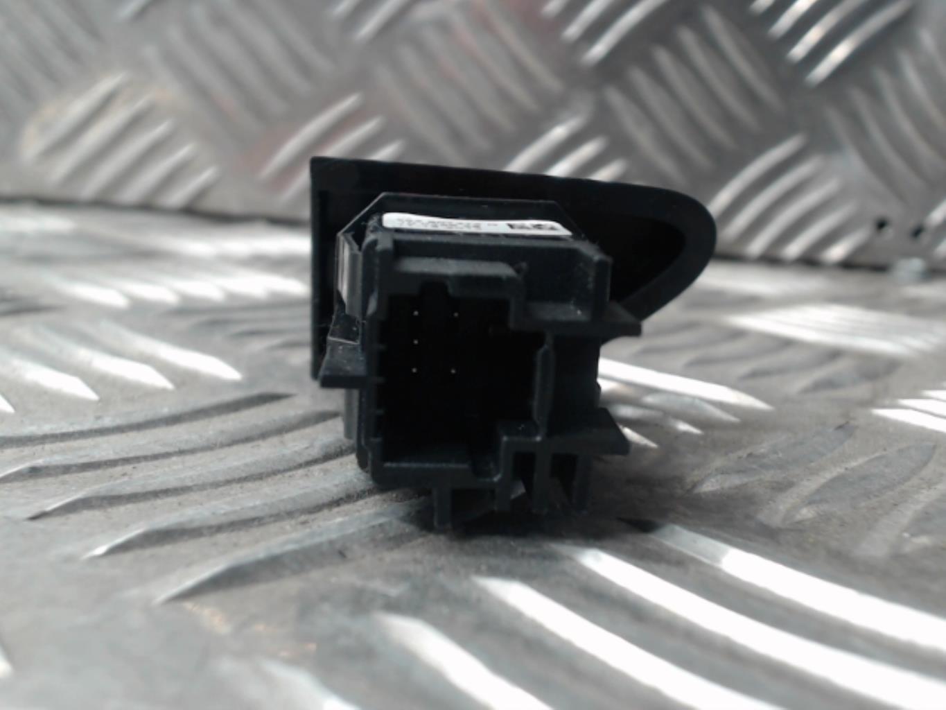 Bouton de warning RENAULT CLIO 4 PHASE 1 Diesel - 1