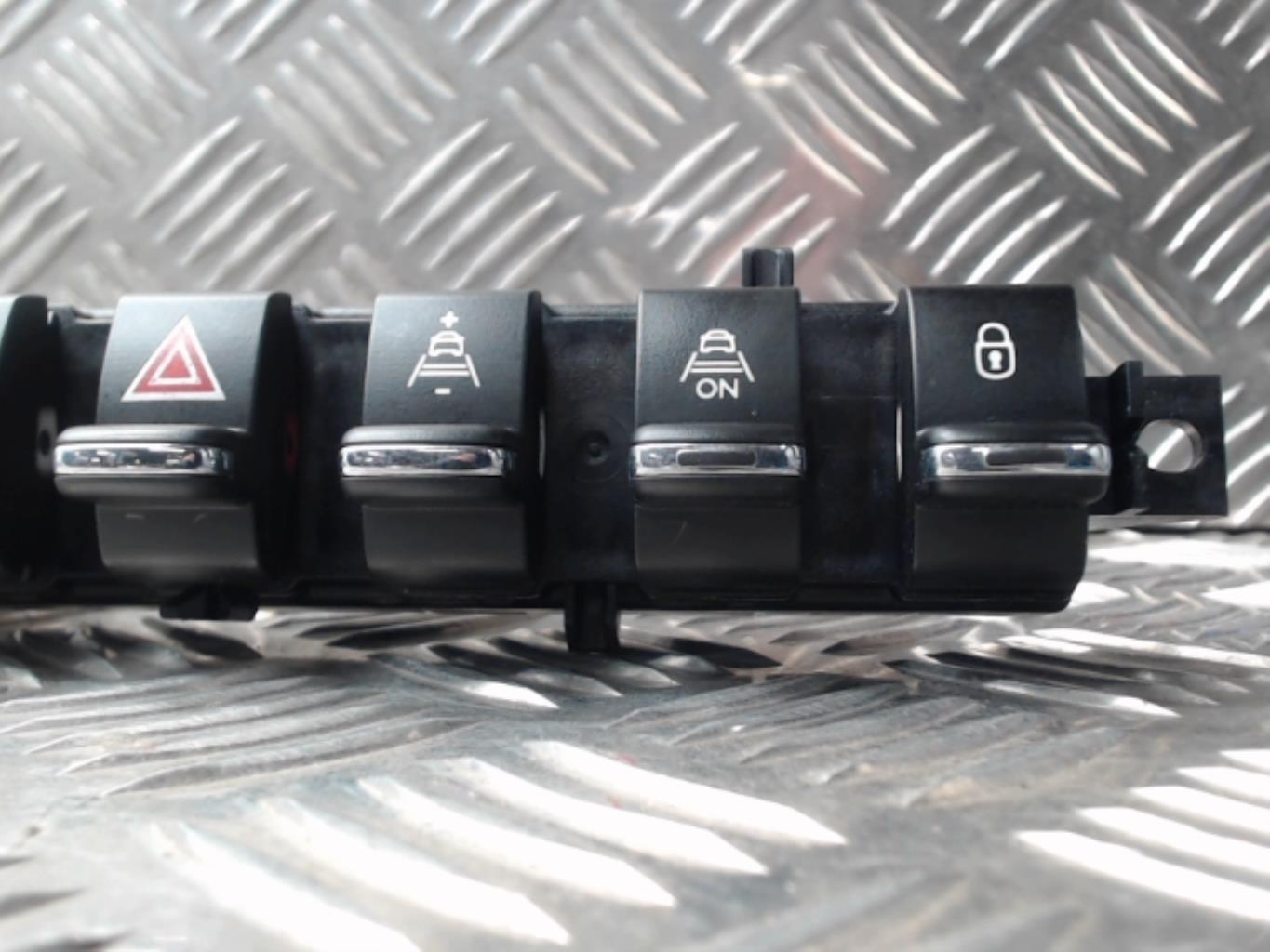 Bouton de warning PEUGEOT 3008 1 PHASE 1 Diesel - 1