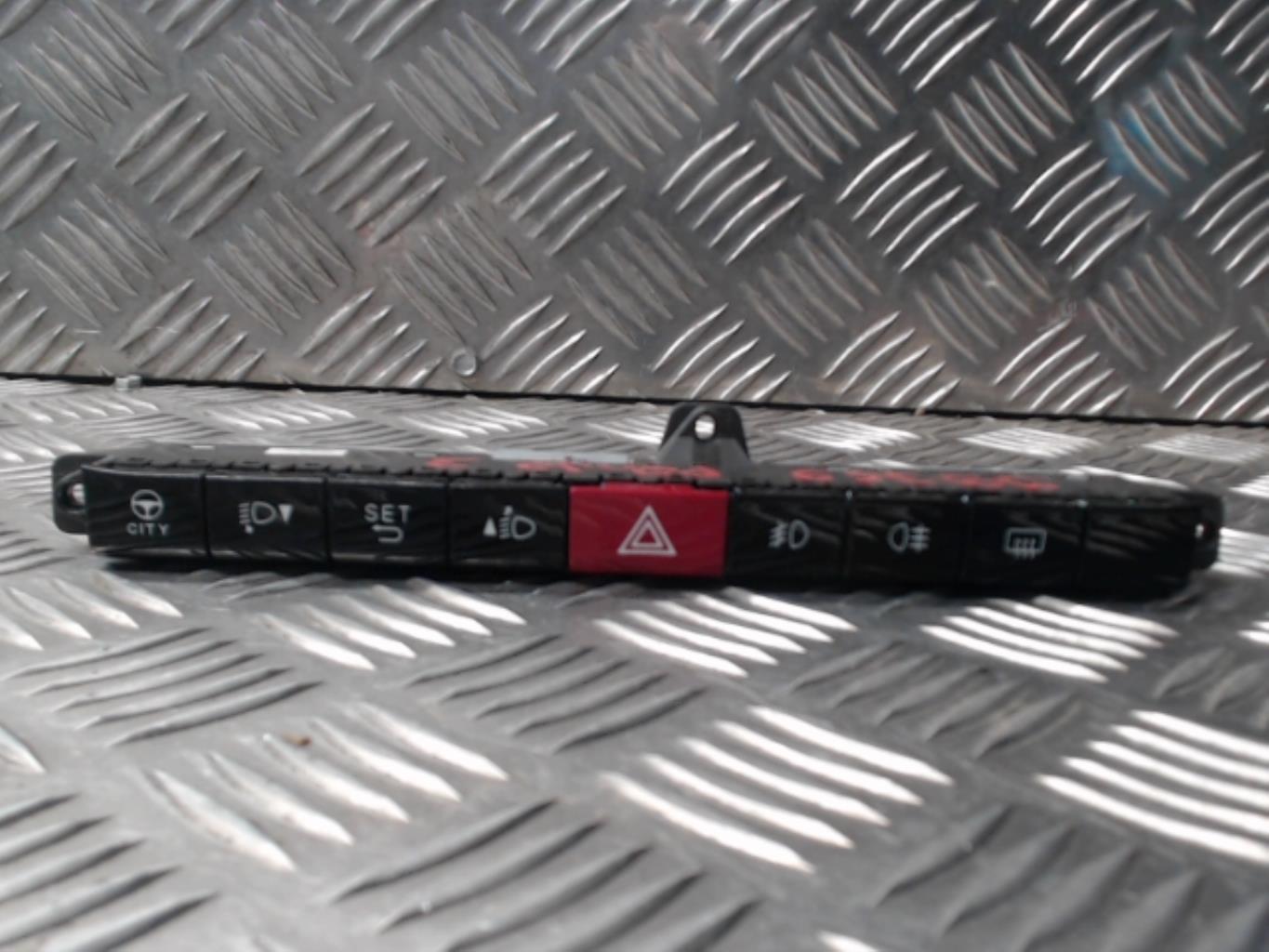 Bouton de warning FIAT PANDA 3 PHASE 1 Essence - 1