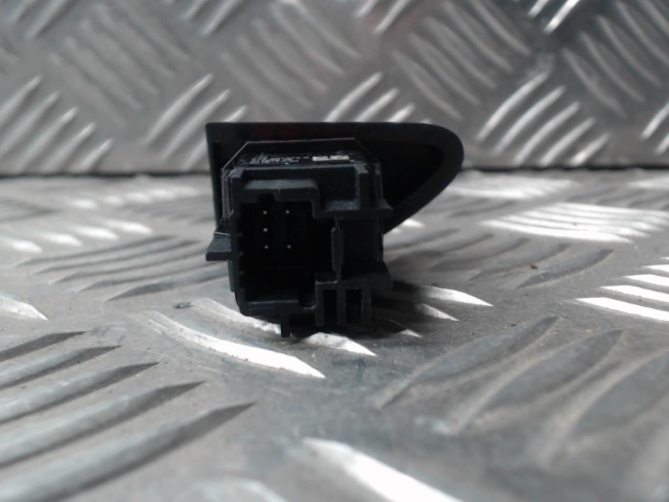 Bouton de warning RENAULT CLIO 4 PHASE 2 Diesel - 1