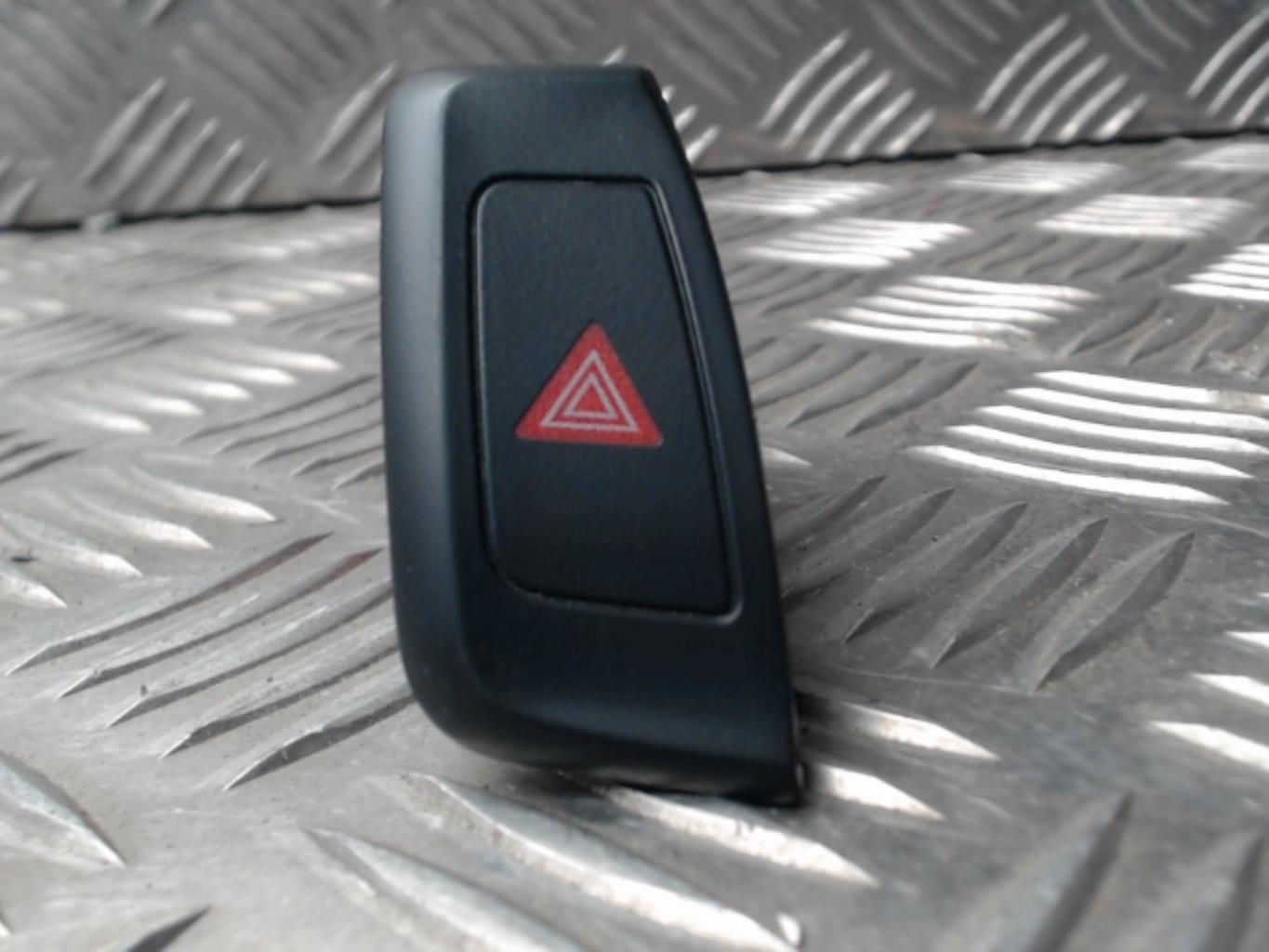 Bouton de warning AUDI A4 3 AVANT PHASE 1 BREAK Diesel - 1