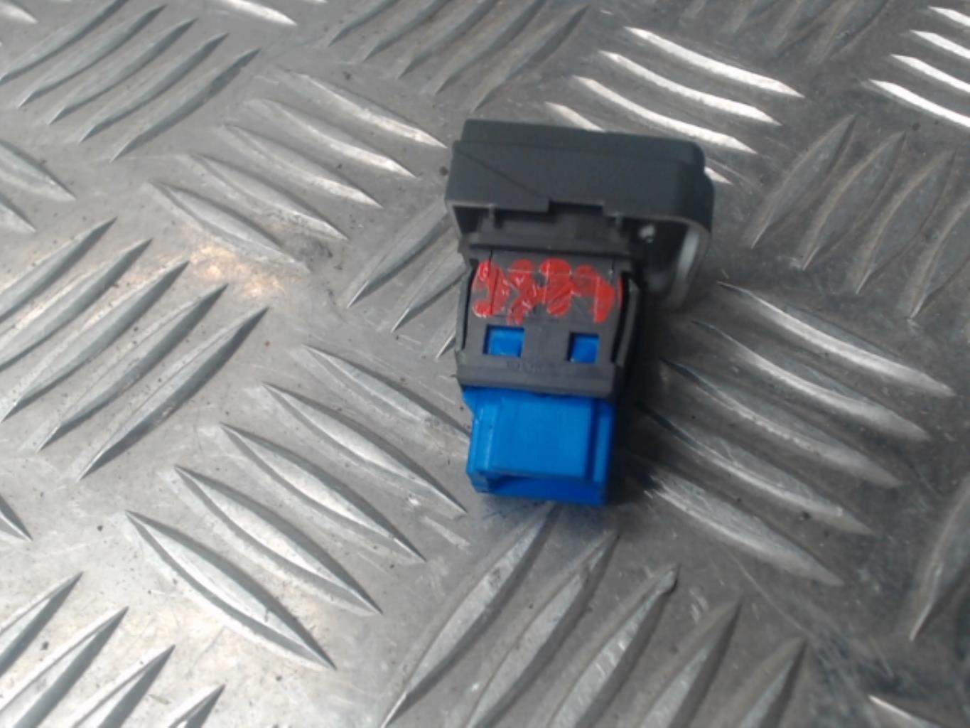 Bouton de warning PEUGEOT 208 1 PHASE 1 Diesel - 1