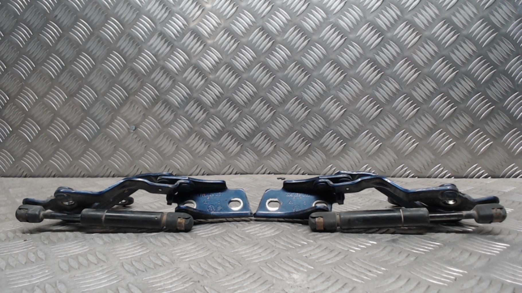 Charniere de capot VOLKSWAGEN GOLF 4 CABRIOLET Essence - 1