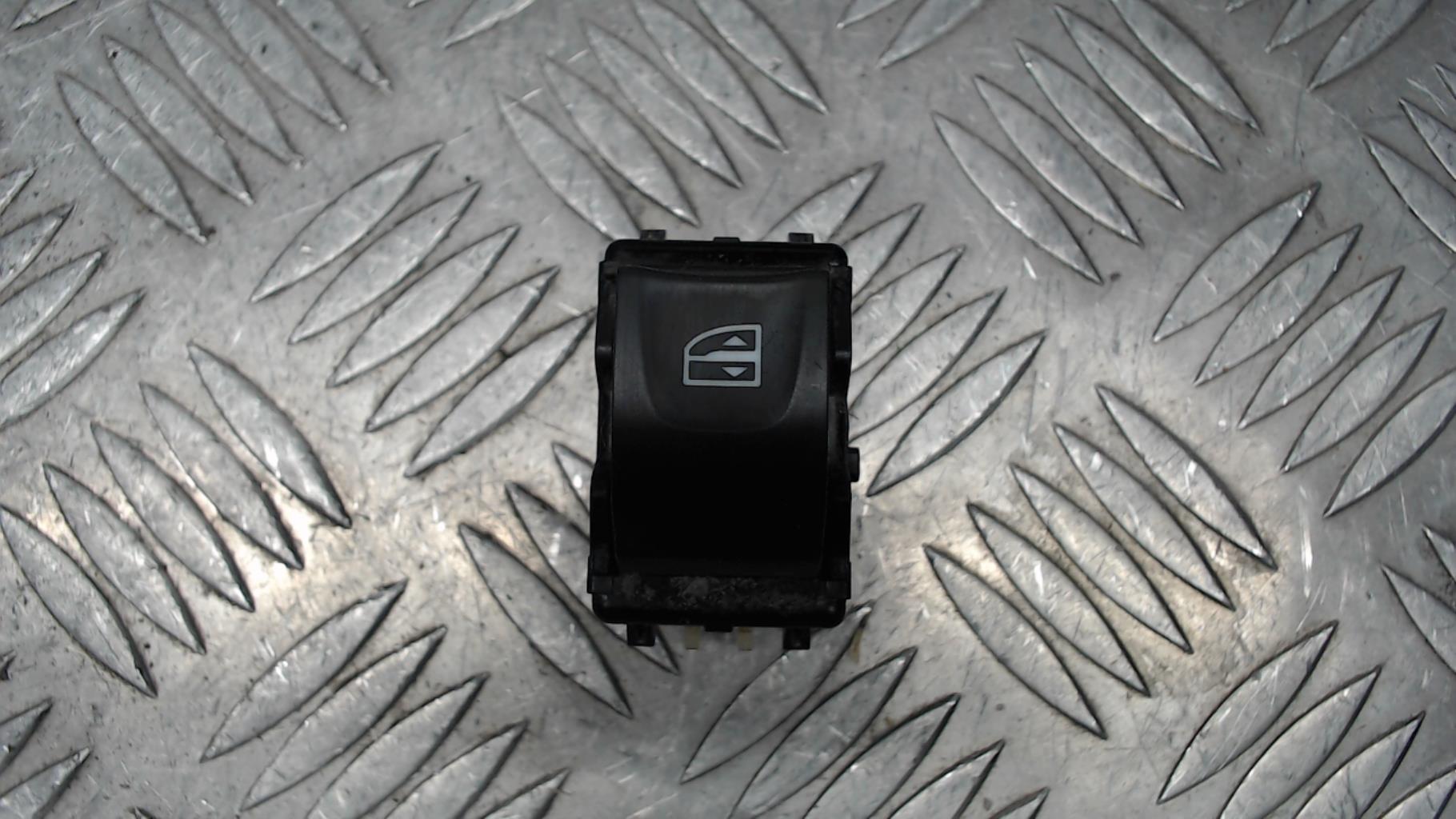 Interruttore lavacristalli anteriore destro RENAULT CLIO 4 PHASE 2 Diésel - 1