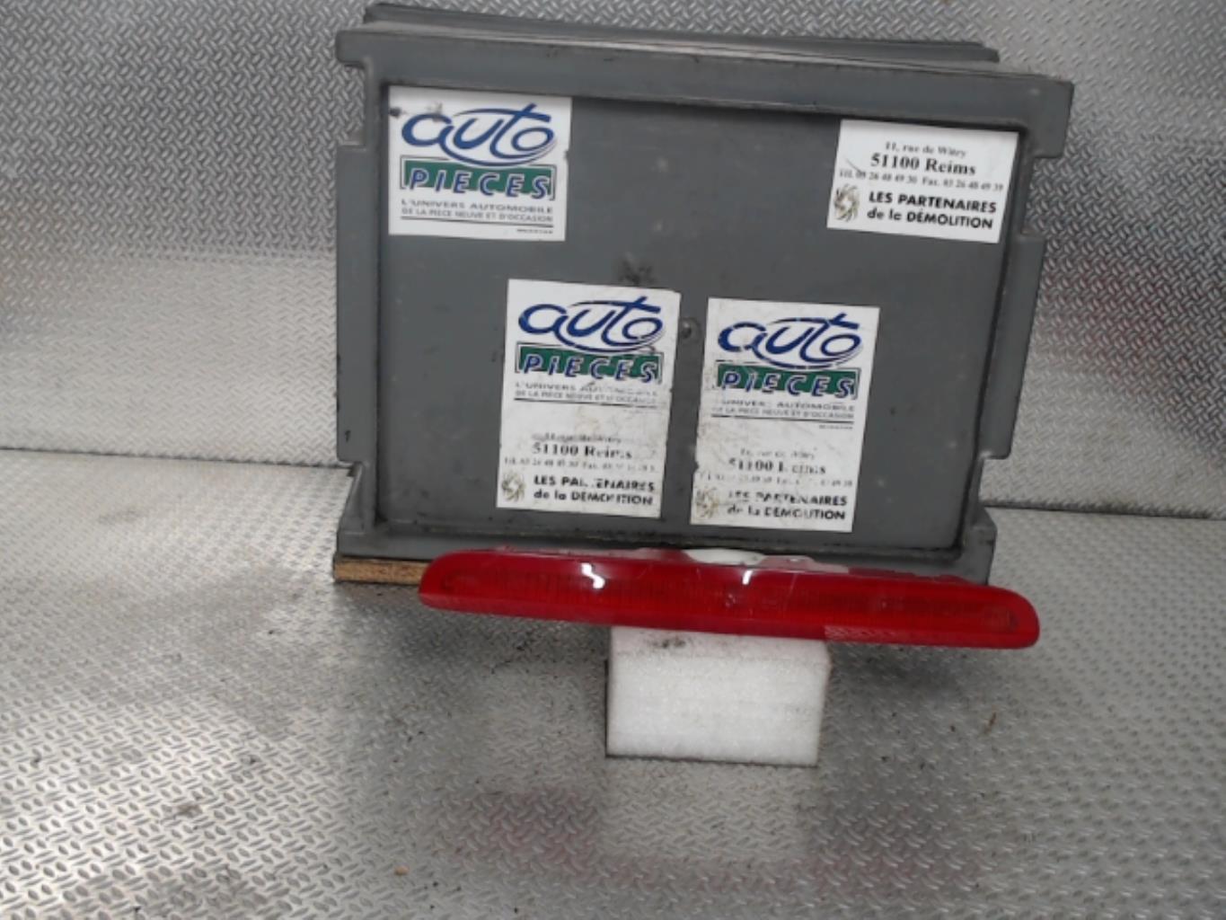 Feu arriere stop central RENAULT LAGUNA 2 PHASE 1 Essence - 1