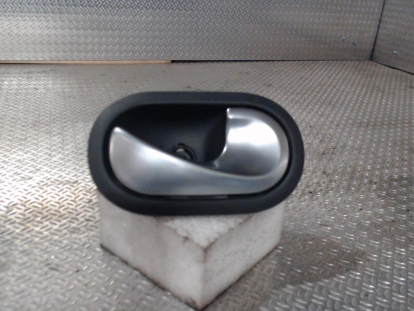 Poignee interieur avant droit RENAULT CLIO 3 PHASE 1 Diesel - 1