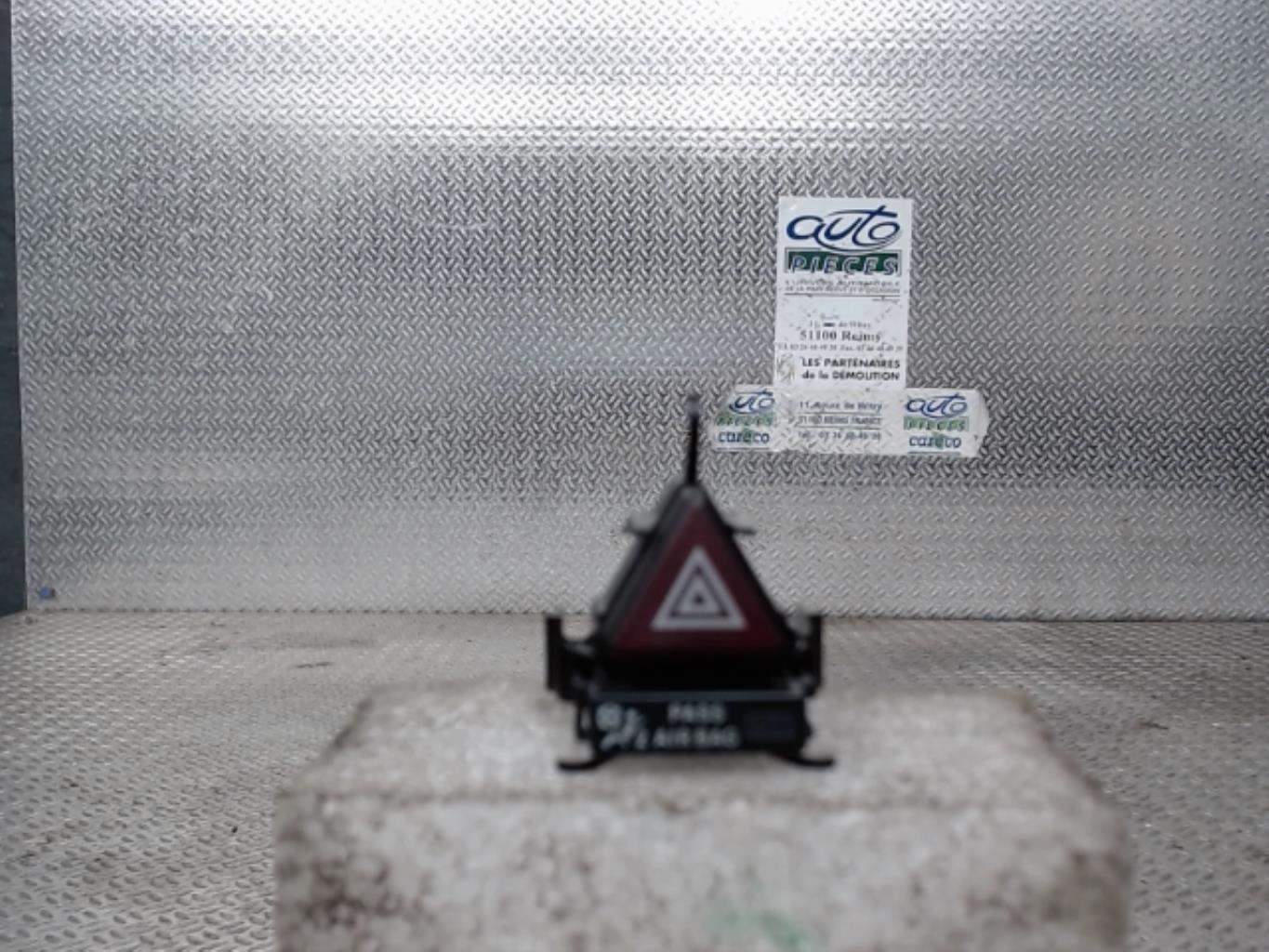 Bouton de warning MERCEDES CLASSE A 169 PHASE 2  - 1