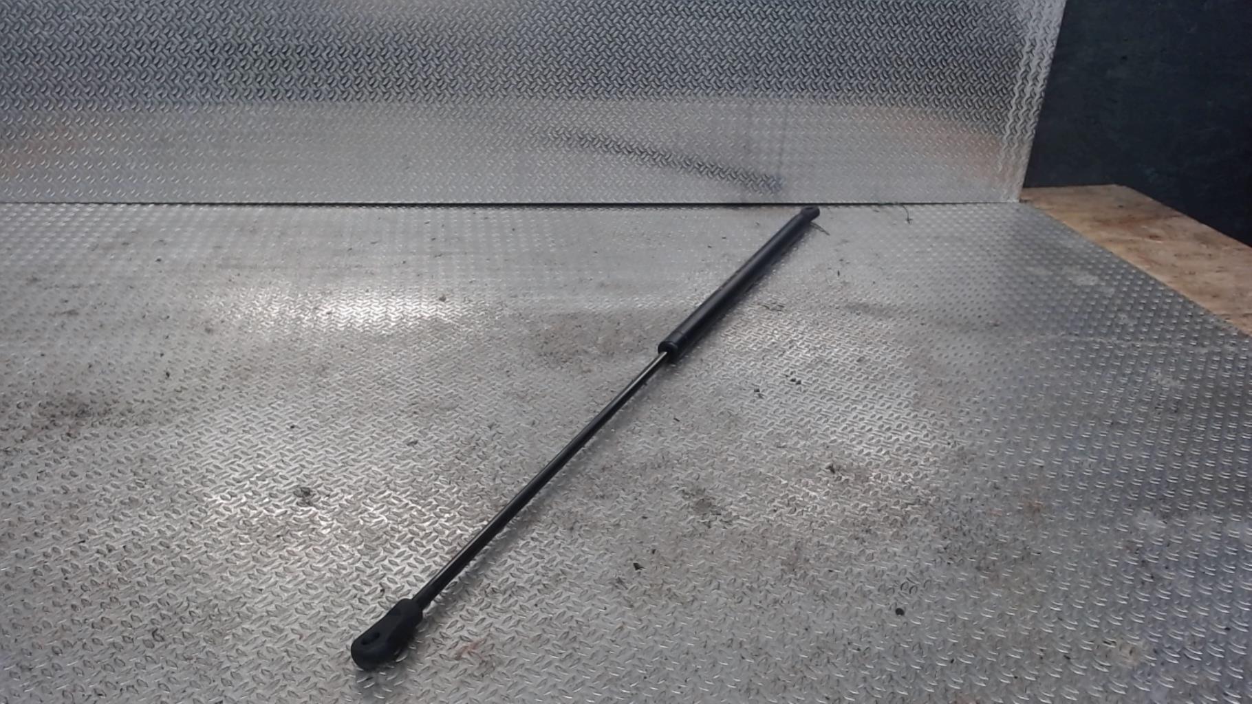 Verin de capot AUDI A4 1 AVANT PHASE 2 BREAK Diesel - 1