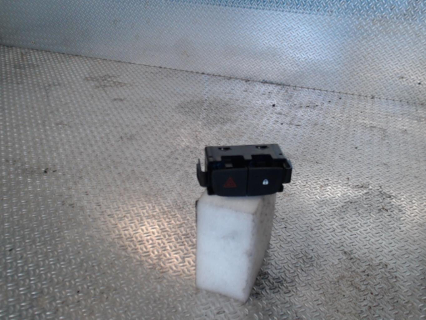 Bouton de warning NISSAN NV300  - 1