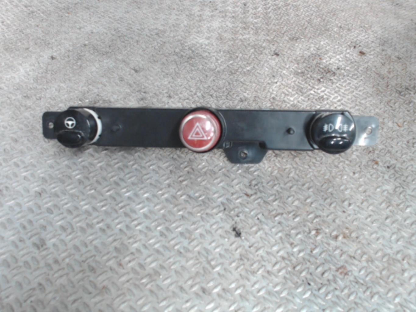 Bouton de warning FIAT 500 2 PHASE 1 Essence - 1