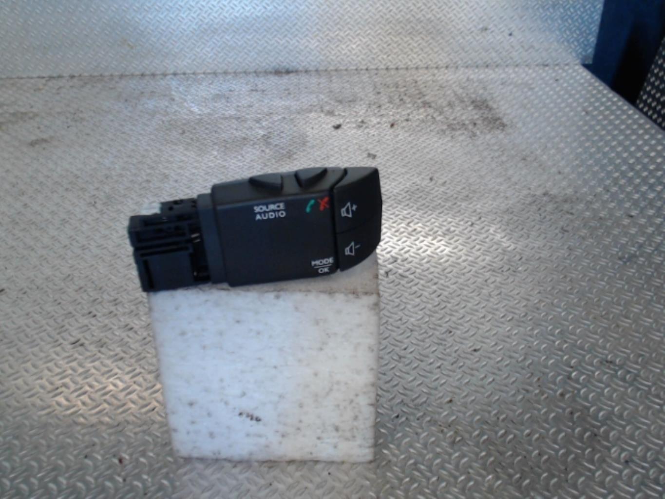 Commande autoradio RENAULT CAPTUR 1 Essence - 1