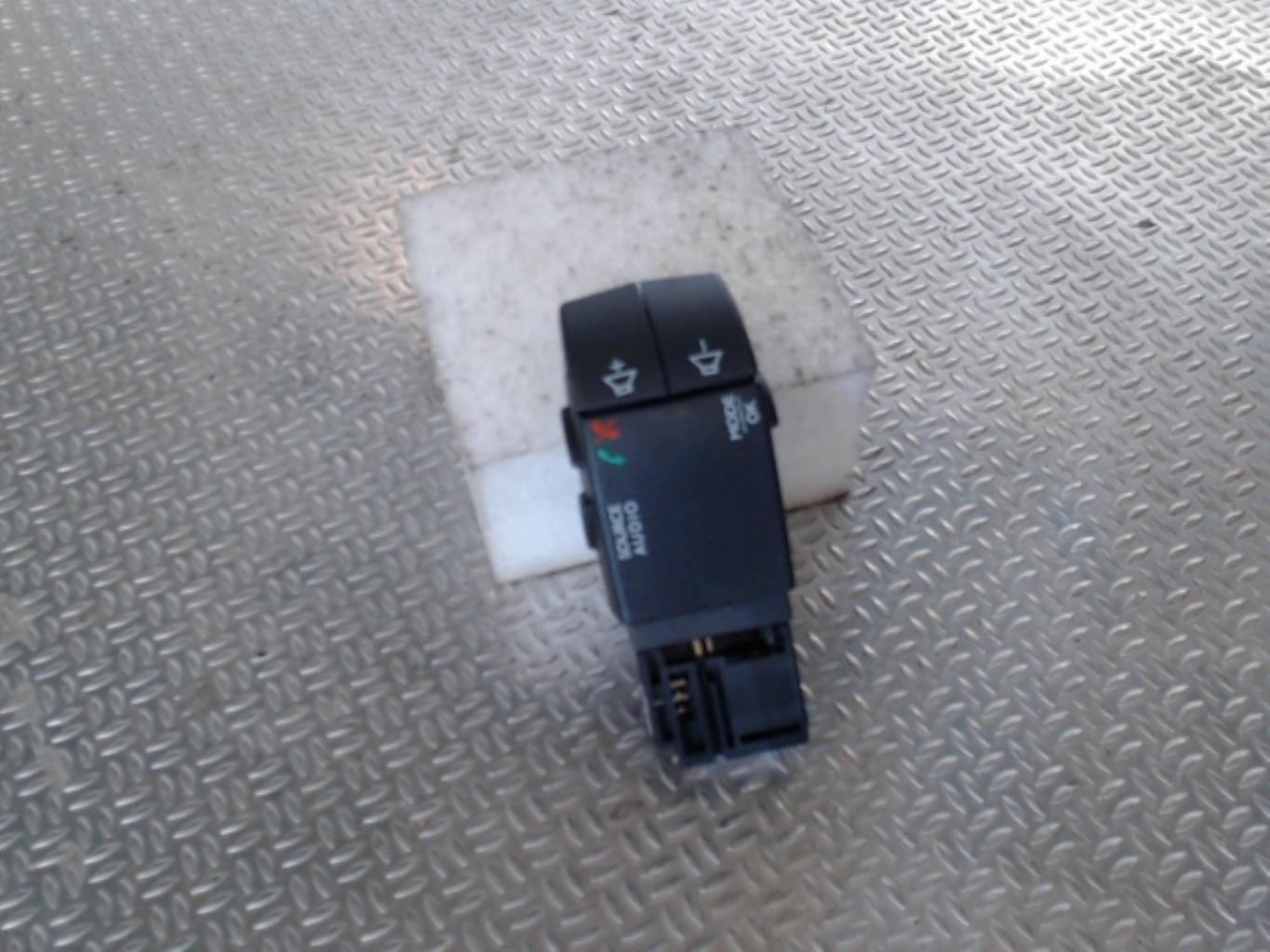 Commande autoradio RENAULT CLIO 4 Diesel - 1