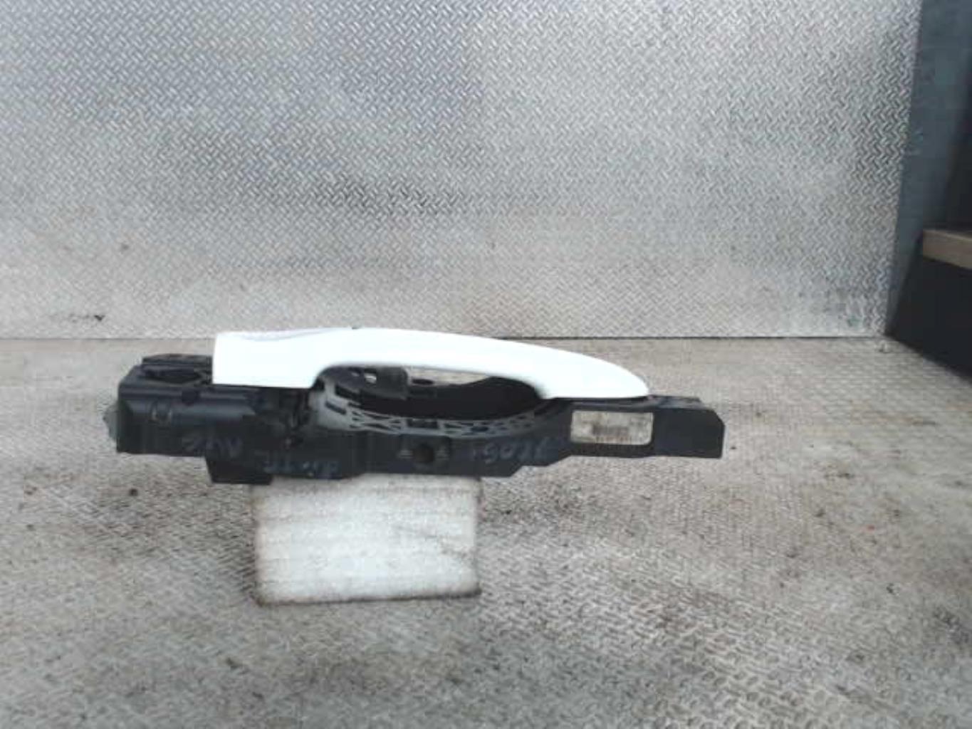 Poignee porte avant gauche RENAULT CLIO 4 PHASE 1 Diesel - 1