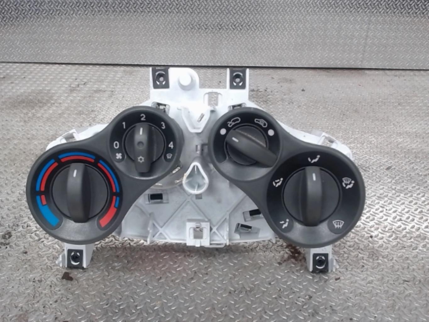Commande chauffage FIAT PANDA 2 Essence - 1