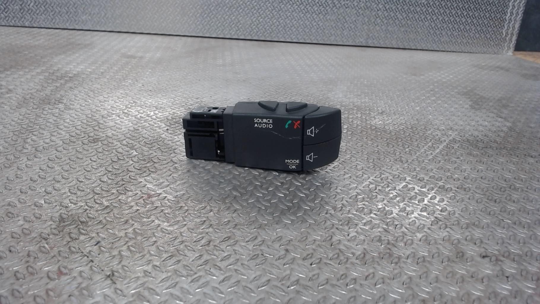 Commande autoradio RENAULT CLIO 4 phase 2 Diesel - 1
