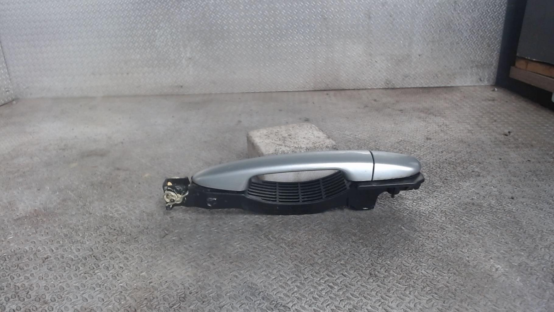 Poignee porte arriere gauche MAZDA 2 3 PHASE 1 Essence - 1
