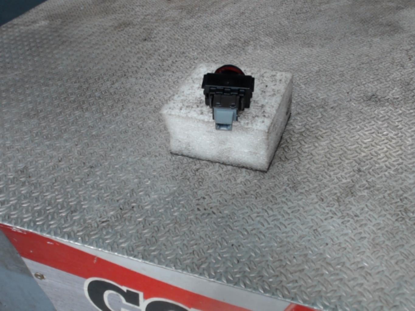 Bouton de warning TOYOTA AURIS 2 PHASE 2 Essence/Hybride - 1