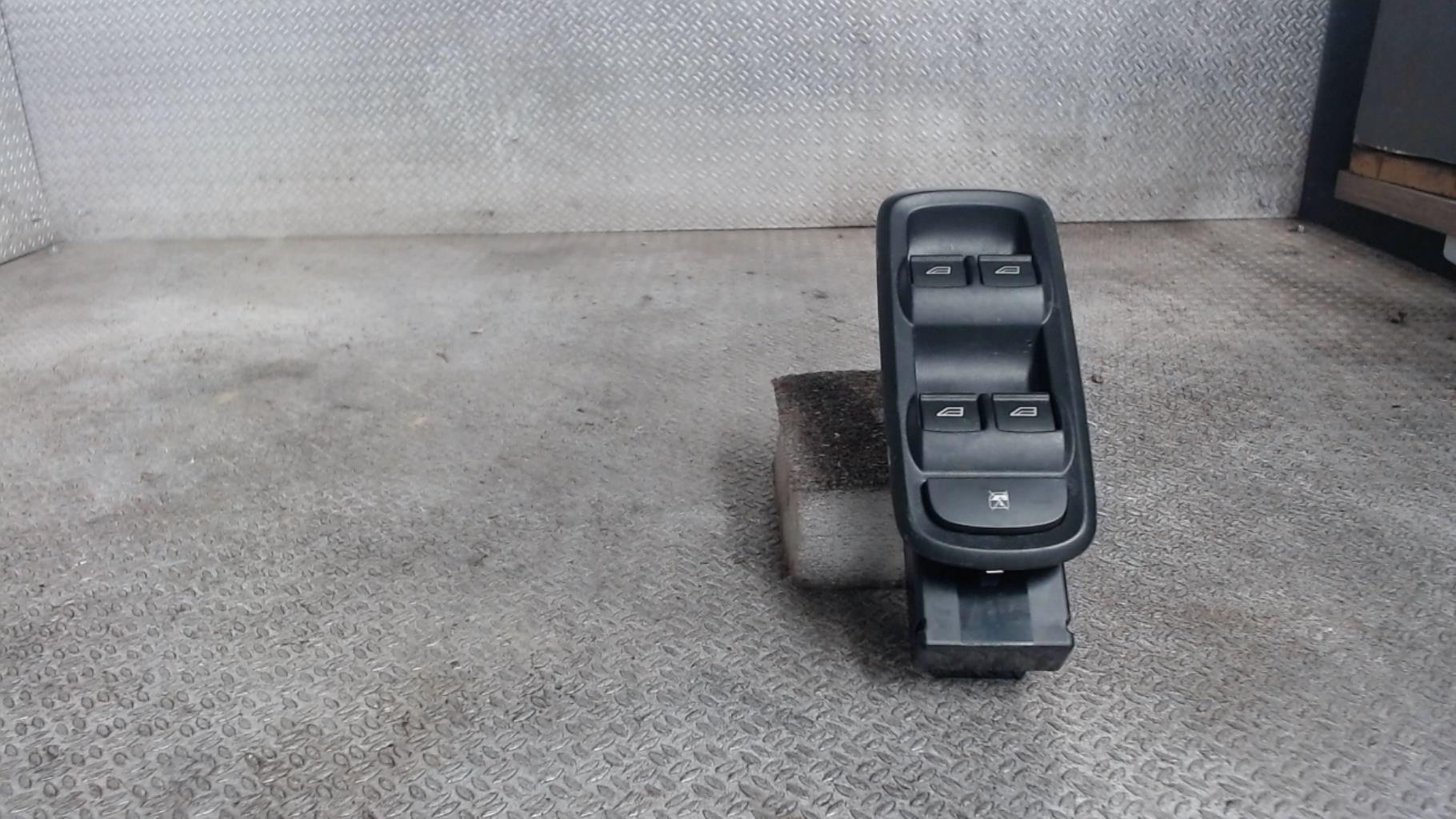 Interrupteur de leve vitre avant gauche FORD KA+ Essence - 1