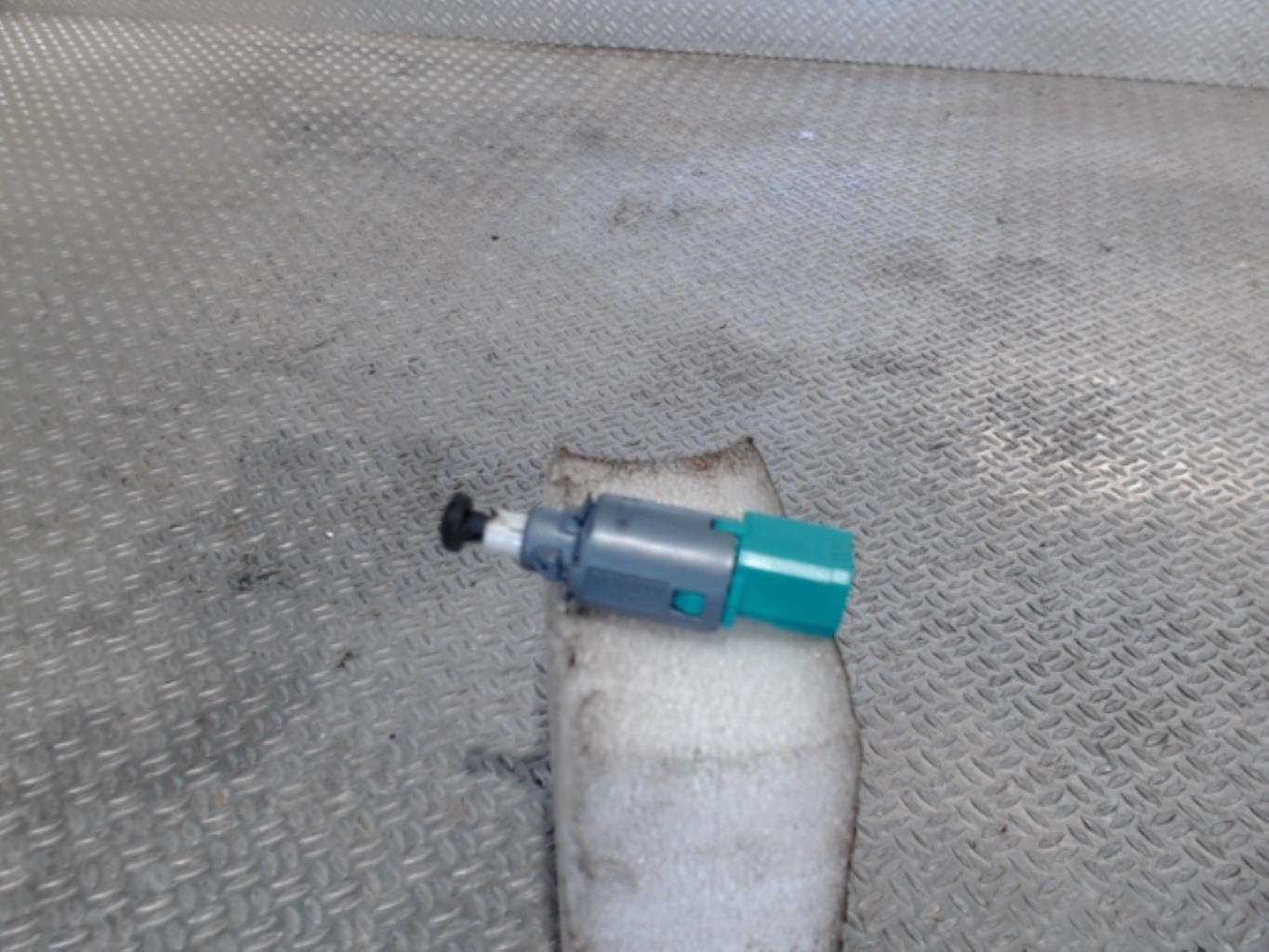 Contacteur feu stop RENAULT TRAFIC 3  - 1