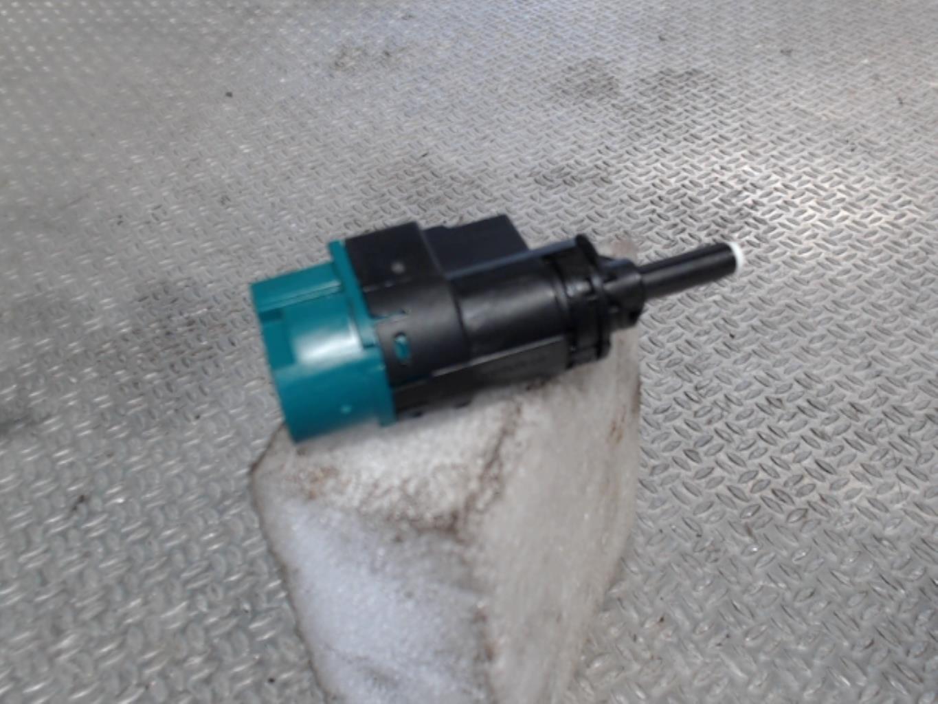 Contacteur feu stop RENAULT TRAFIC 3  - 1