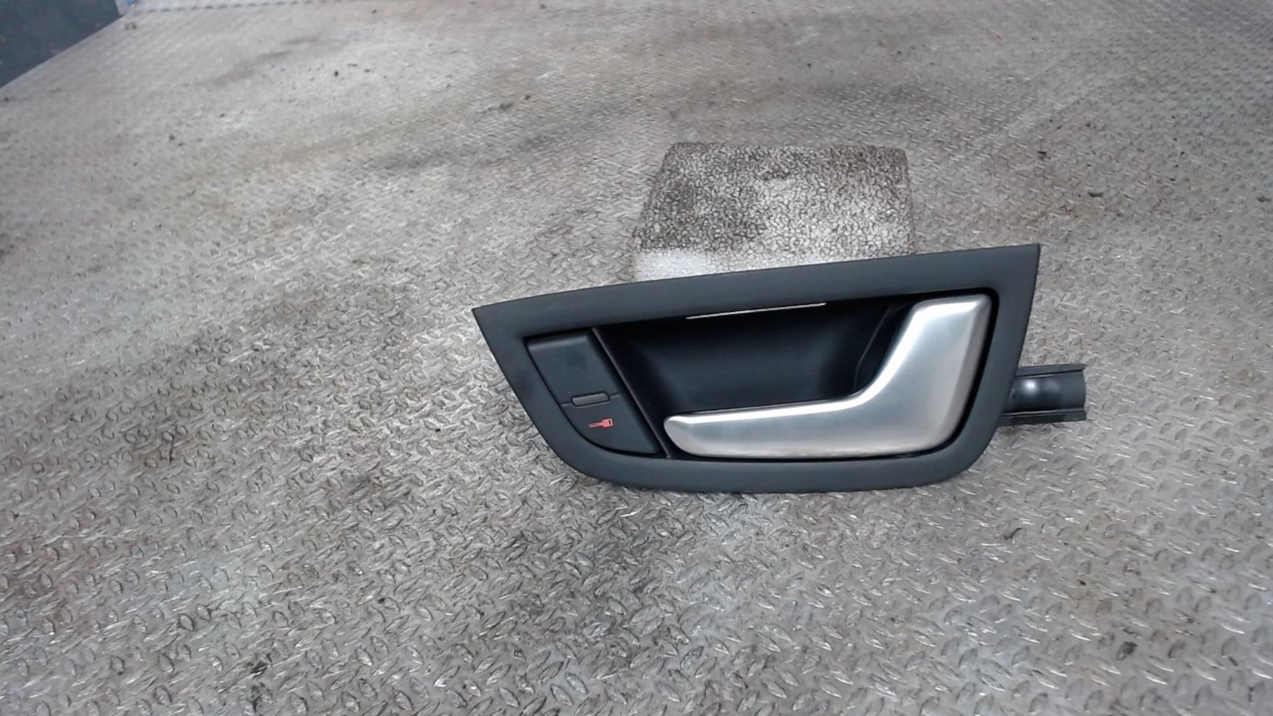 Poignee interieur arriere droit AUDI A8 2 PHASE 1 Diesel - 1