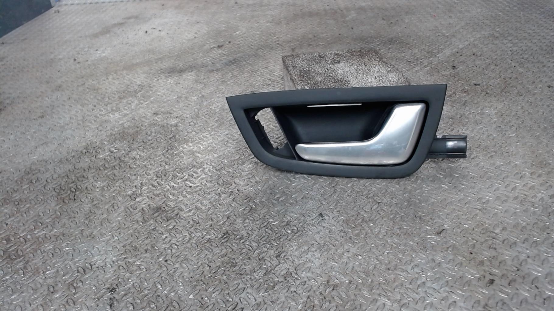 Poignee interieur avant droit AUDI A8 2 PHASE 1 Diesel - 1