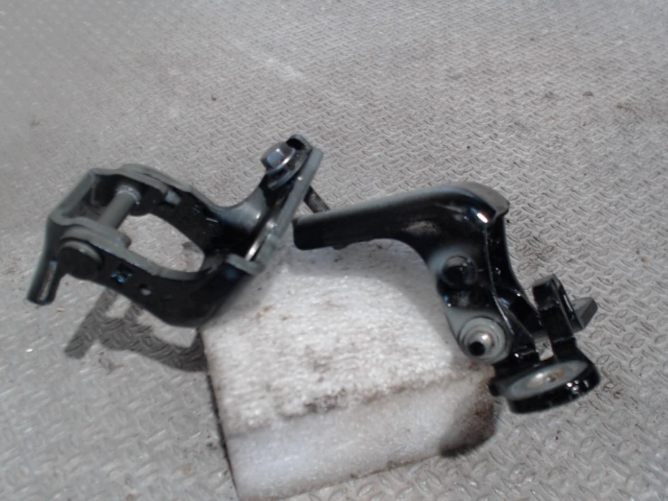 Charniere de porte avant droit RENAULT CAPTUR 2 Diesel - 1