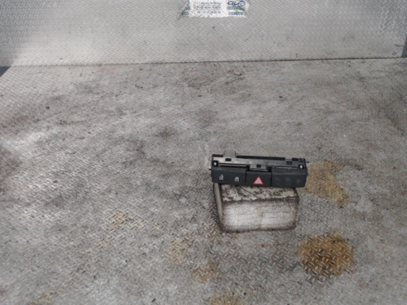 Bouton de warning OPEL ASTRA J PHASE 1 Diesel - 1