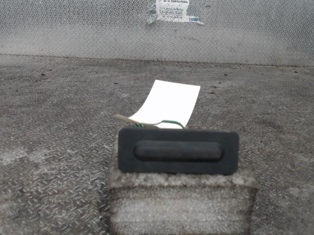 Bouton de coffre CITROEN C4 CACTUS Essence - 1