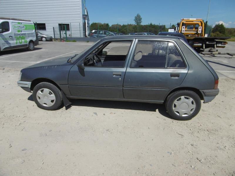 Image Feu arriere principal gauche (feux) - PEUGEOT 205