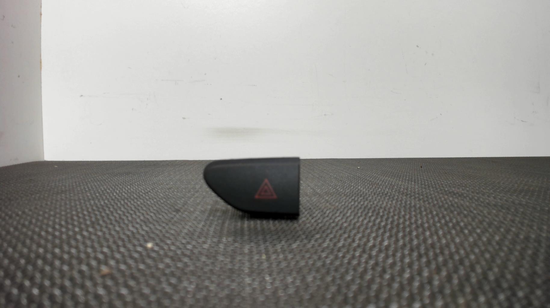 Bouton de warning RENAULT CLIO 4 PHASE 1 Diesel - 1