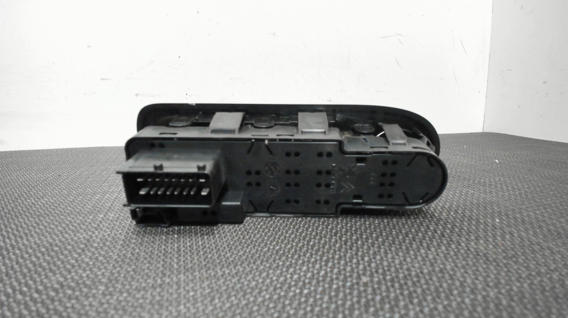 Image Interrupteur de leve vitre avant gauche - CITROEN C3 2