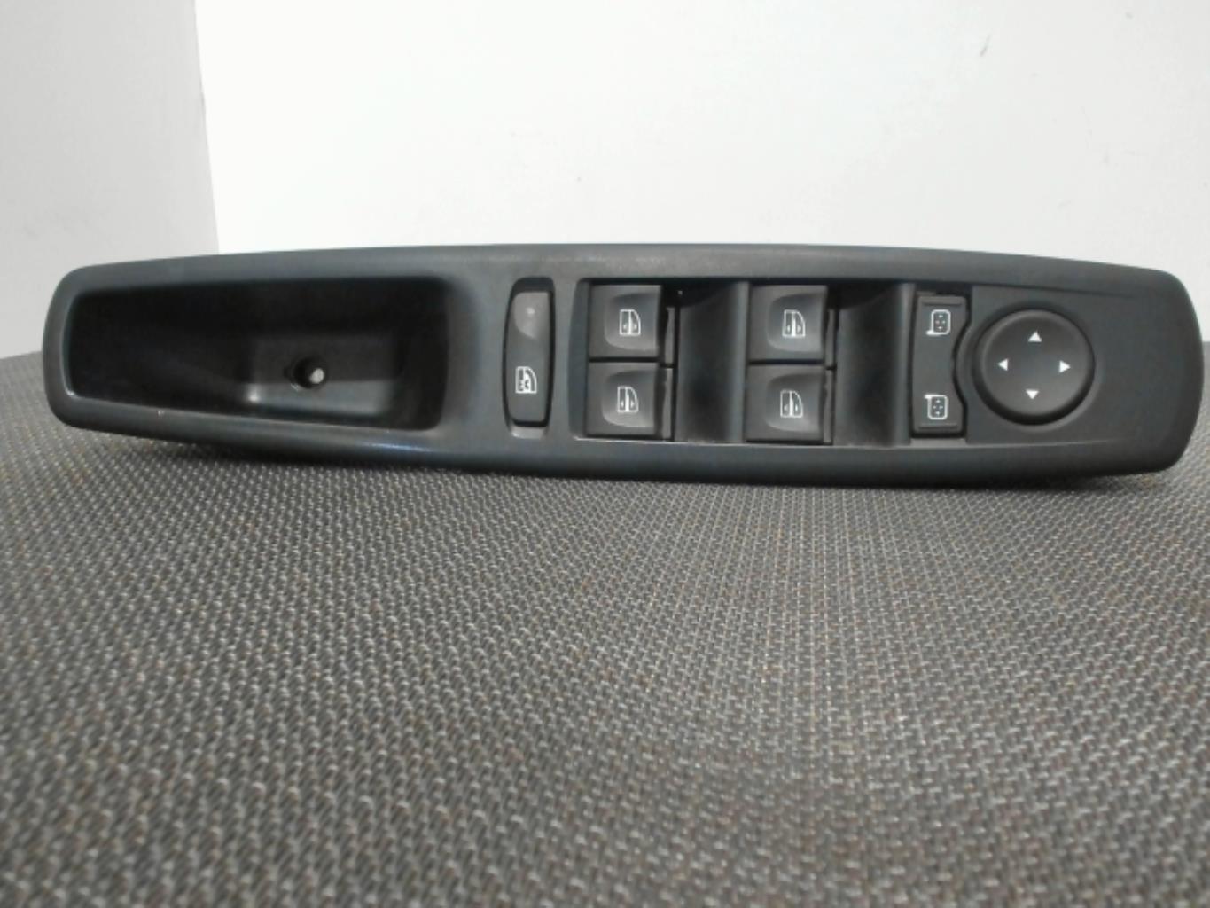 Image Interrupteur de leve vitre avant gauche - RENAULT MEGANE 3