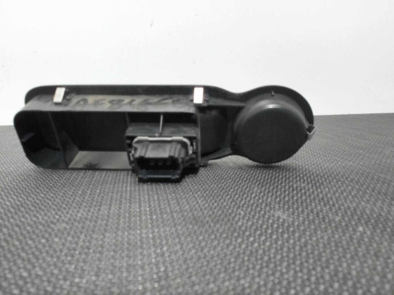 Image Interrupteur de leve vitre avant droit - RENAULT MODUS