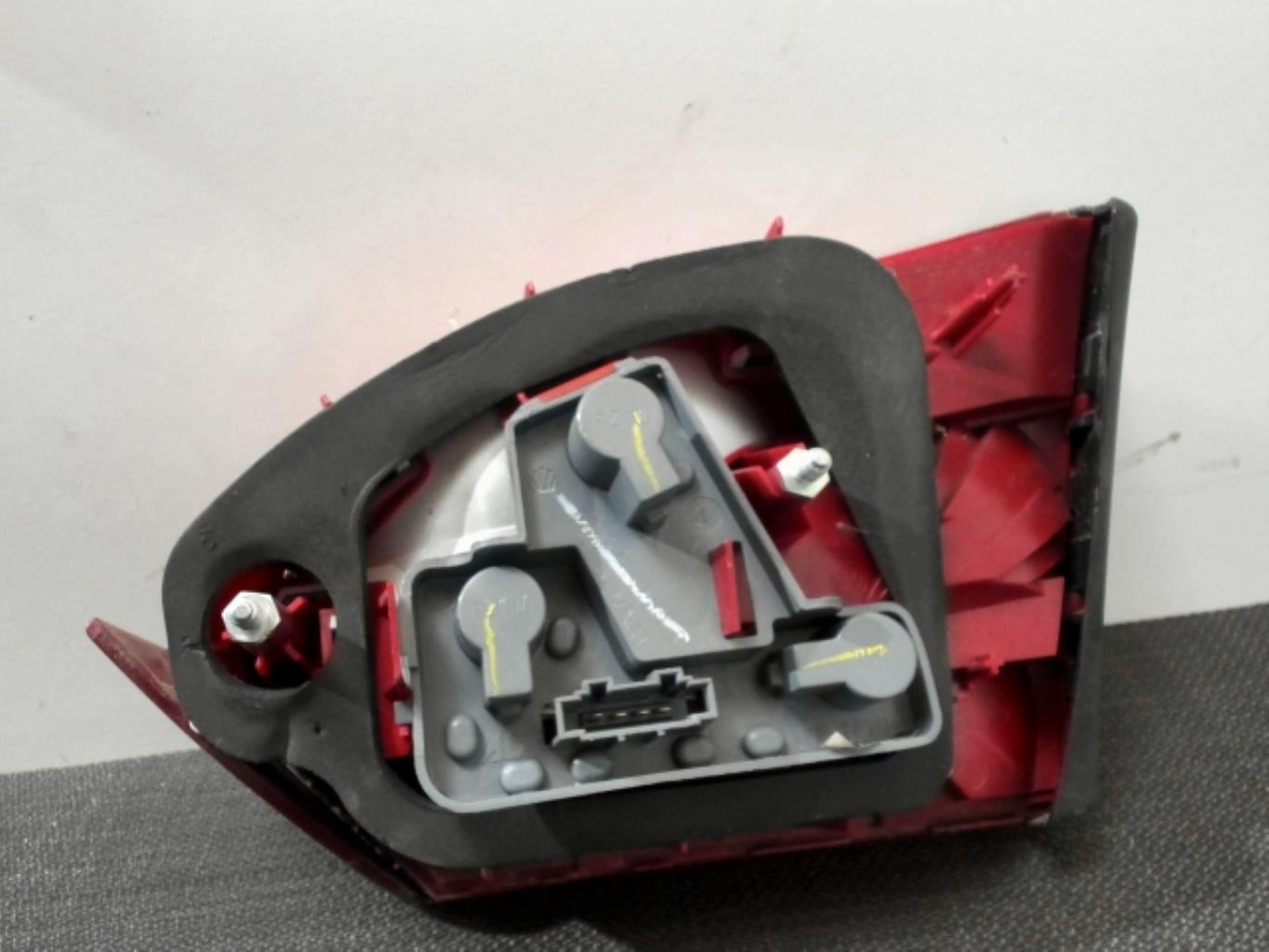 Feu arriere secondaire gauche (feux) VOLKSWAGEN JETTA 4 Diesel - 1