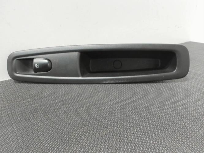 Image Interrupteur de leve vitre arriere droit - RENAULT KADJAR