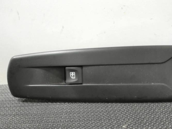 Image Interrupteur de leve vitre avant droit - RENAULT SCENIC 3