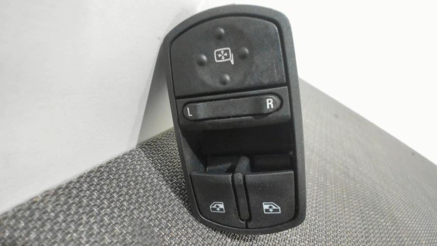 Image Interrupteur de leve vitre avant gauche - OPEL CORSA E